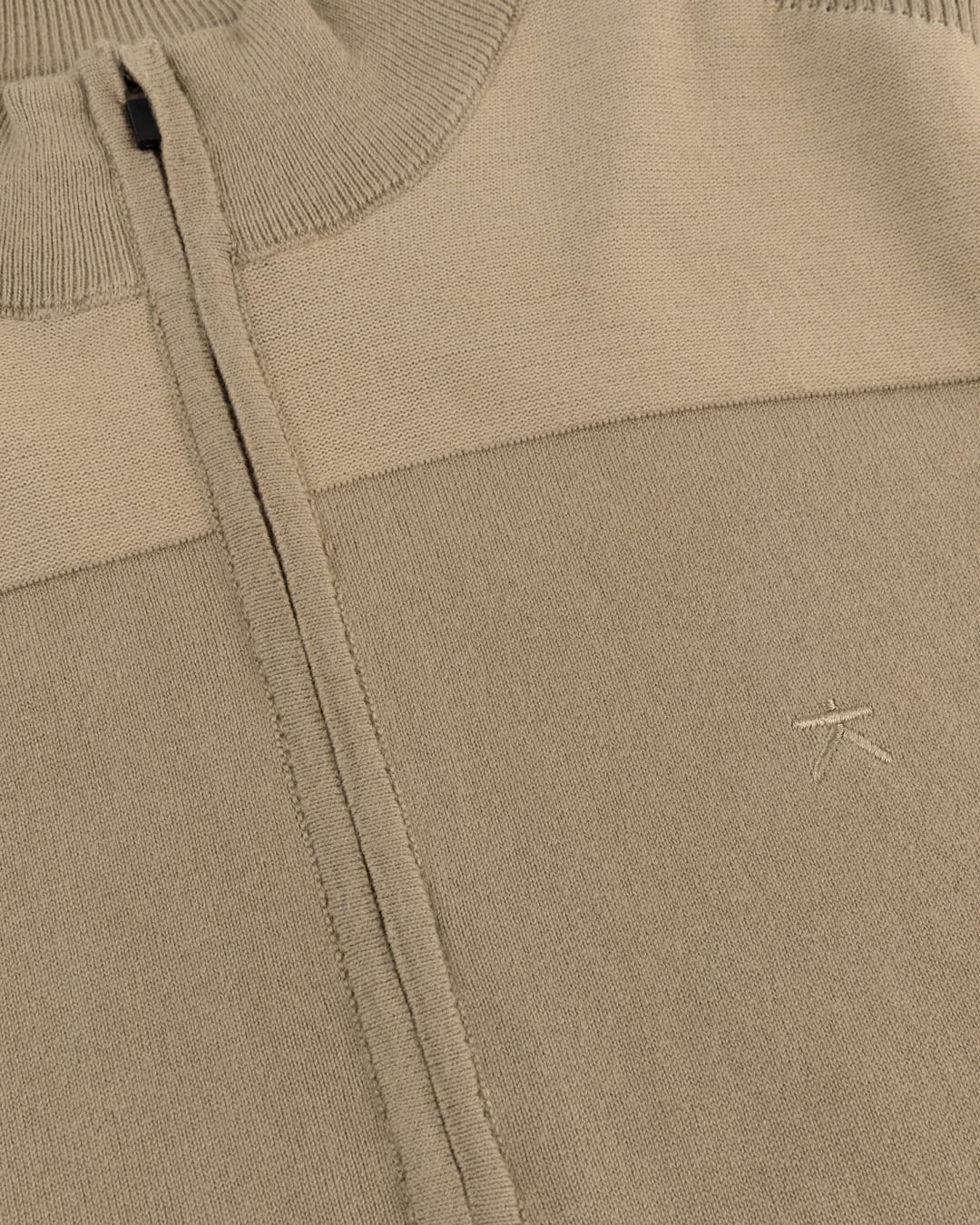 Luxe heren half zip trui van katoen met meegebreide lycra en moderne structuur van KOLLEKT